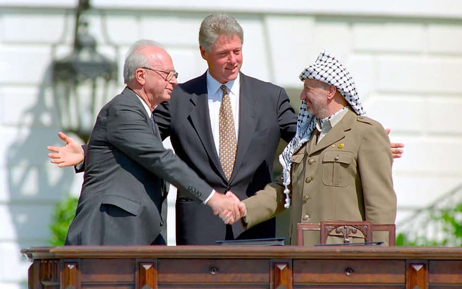 1993年，白宮草坪上。巴勒斯坦領導人阿拉法特與以色列總理拉賓，在美國總統柯林頓的見證下握了手，留下著名的「奧斯陸合照」。